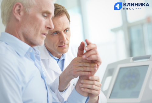 Врач проводит терапию с пациентом